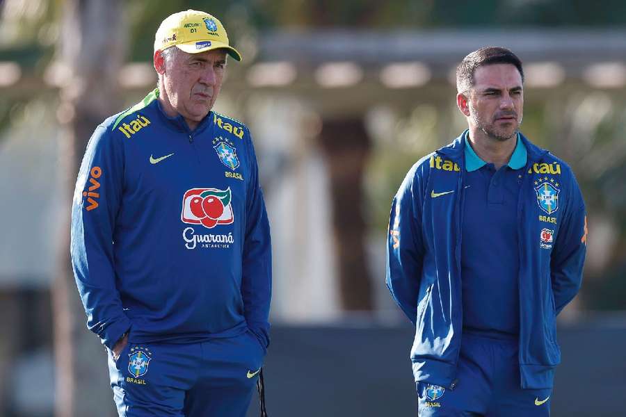 Ancelotti ao lado do coordenador de seleções Rodrigo Caetano