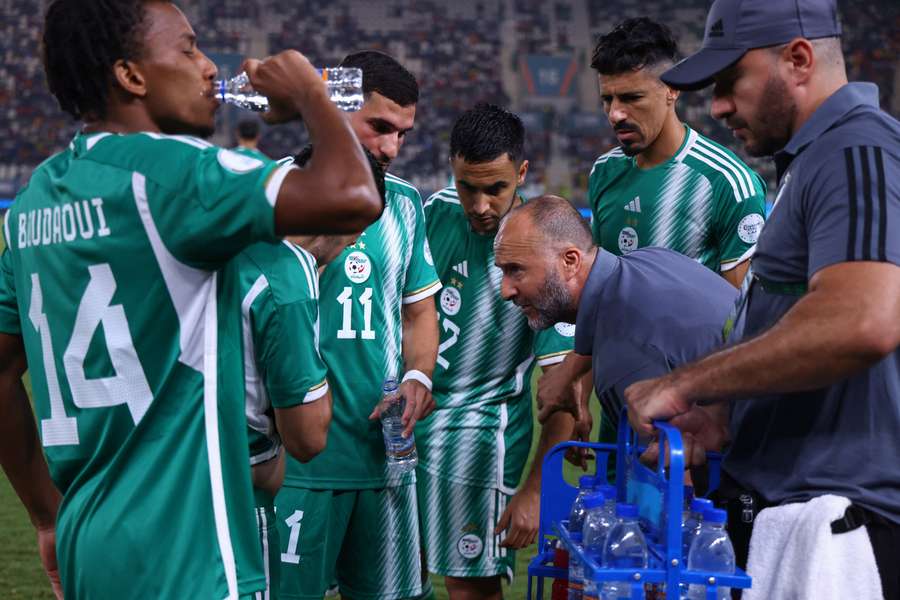 Djamel Belmadi in actie in zijn laatste wedstrijd als bondscoach van Algerije