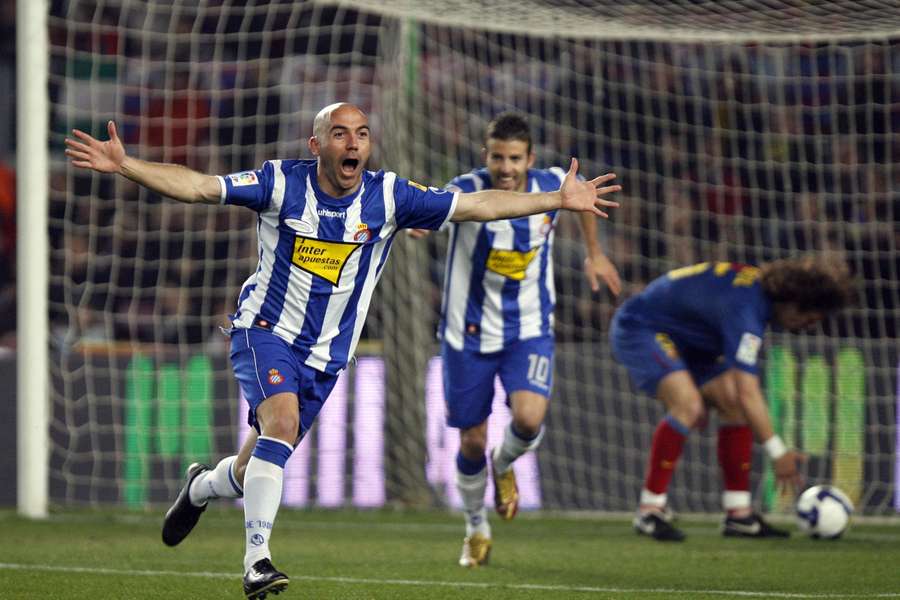 Iván de la Peña celebra un gol del Espanyol en el Camp Nou en 2009