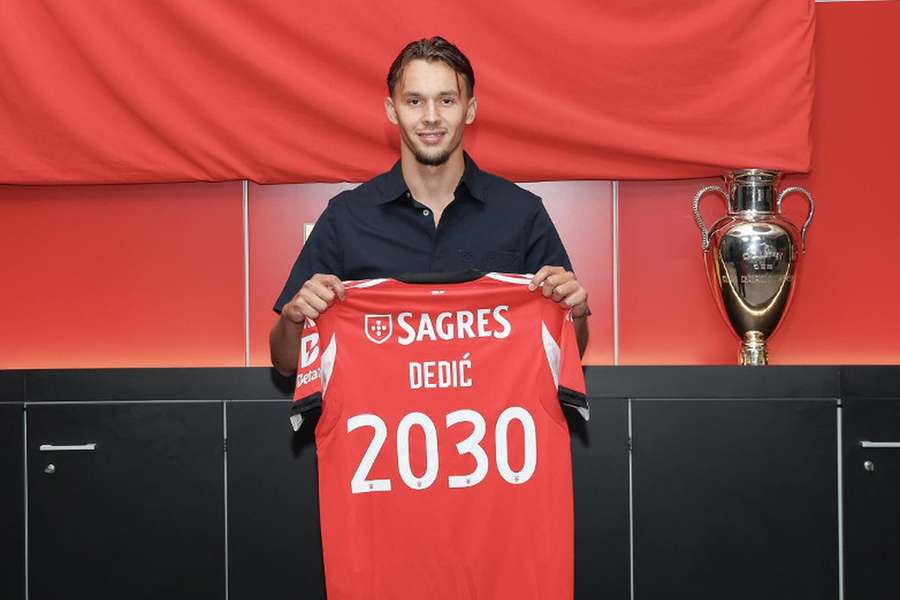 Amar Dedic assinou pelo Benfica até junho de 2030