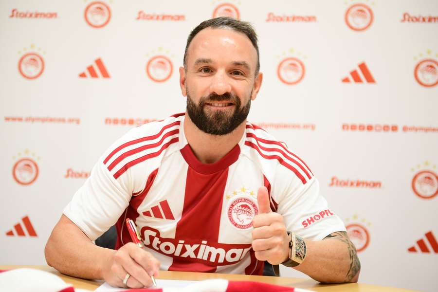 Valbuena assinou pelo Olympiacos Valbuena assinou pelo Olympiacos