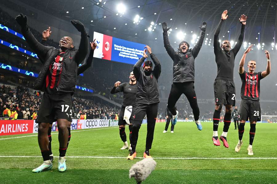 Los jugadores del Milan celebran el pase a cuartos.