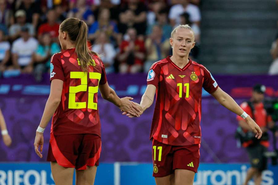 Jule Brand und Lea Schüller beim Spiel gegen Schweden.
