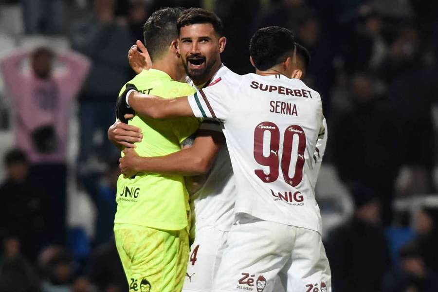 Companheiros abraçam Fábio após ele a disputa por pênaltis