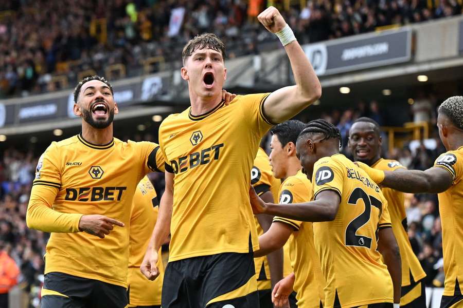Matheus Cunha celebra com Larsen