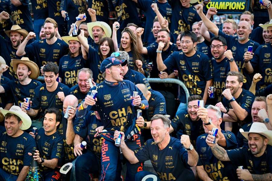 Verstappen e a equipa Red Bull celebram a conquista do Campeonato do Mundo de Construtores em Austin