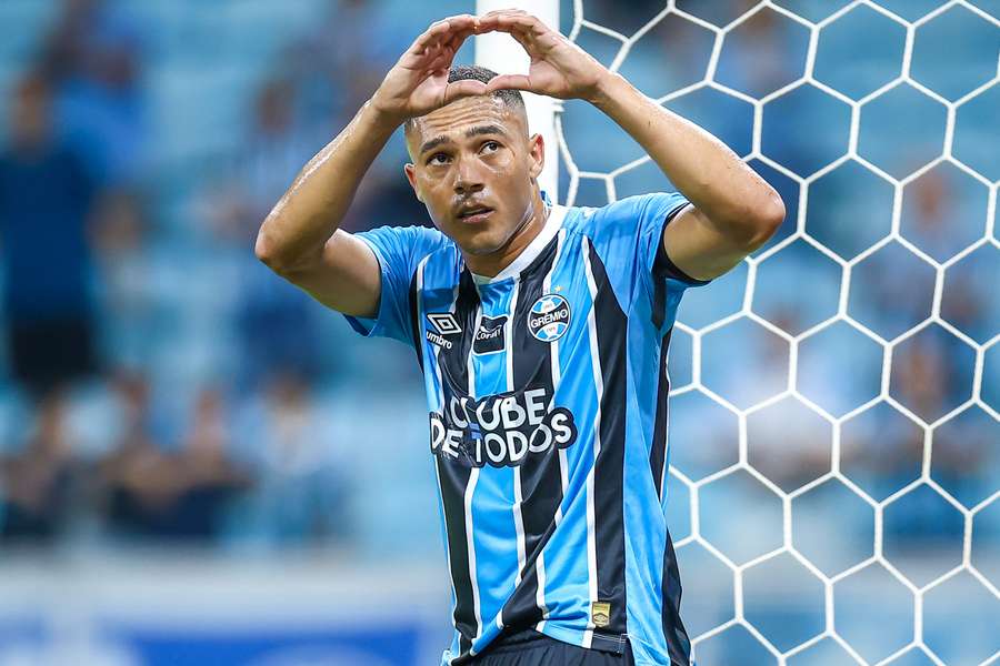 Carlos Vinícius viveu mais uma grande noite com a camisa do Grêmio
