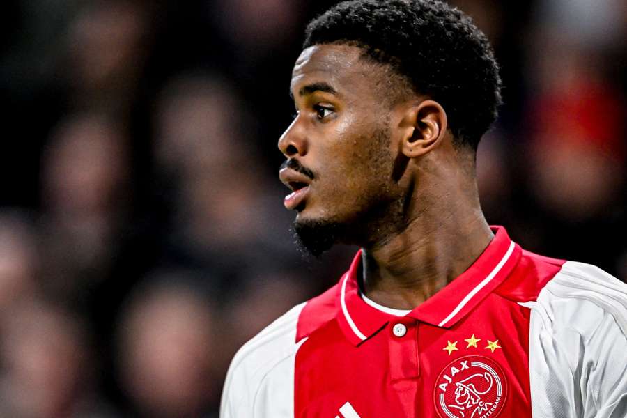 Jorrel Hato se juntou oficialmente ao Chelsea em um contrato de sete anos