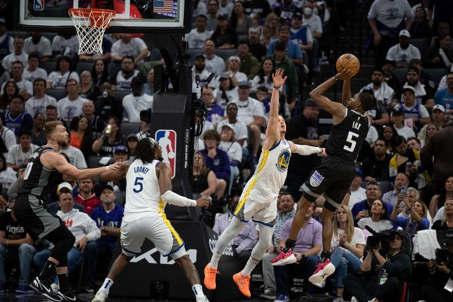 Sacramento's De'Aaron Fox poogt een driepunter tijdens de wedstrijd tegen Golden State