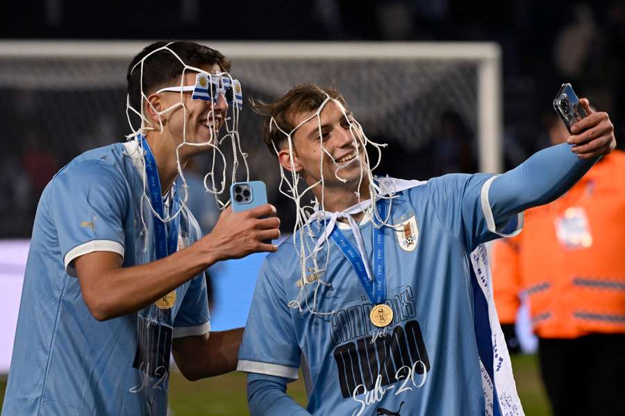 Facundo Gonzalez and Nicolas Siri pose for a selfie