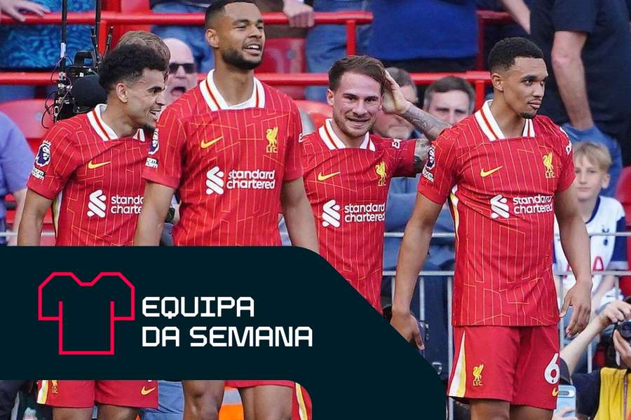 Os jogadores do Liverpool celebram uma tarde histórica em Anfield.