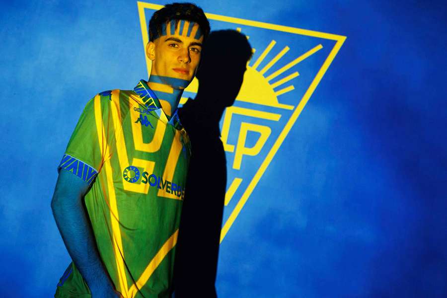 Peixinho renova com o Estoril Praia Peixinho renova com o Estoril Praia