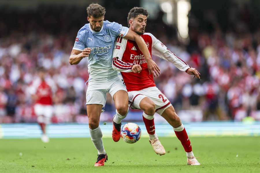 Ruben Dias perante Kai Havertz na Supertaça de Inglaterra Ruben Dias perante Kai Havertz na Supertaça de Inglaterra