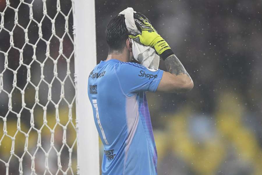 Rossi se lamenta após gol do Lanús