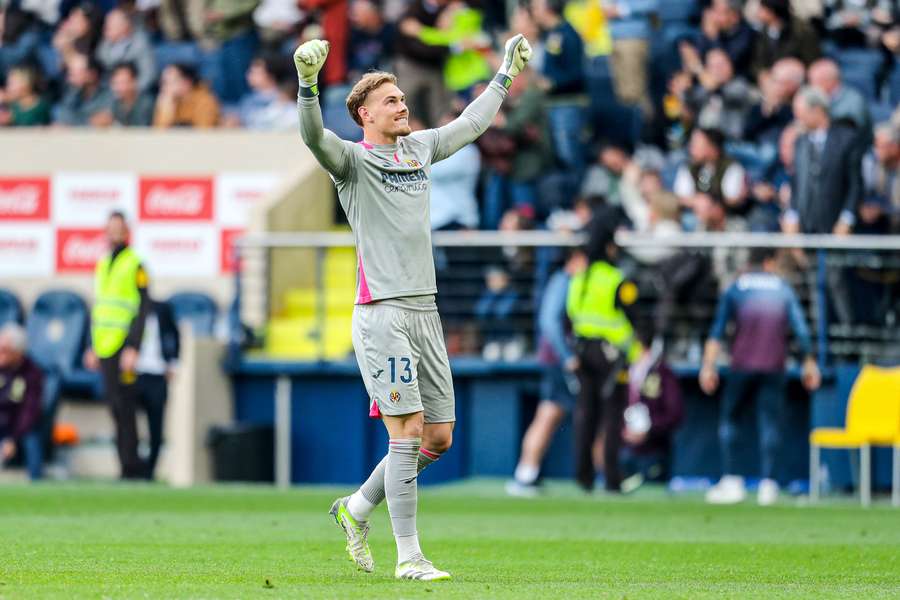 Goleiro da Dinamarca Sub-21 vai disputar vaga de titular na equipe do Chelsea