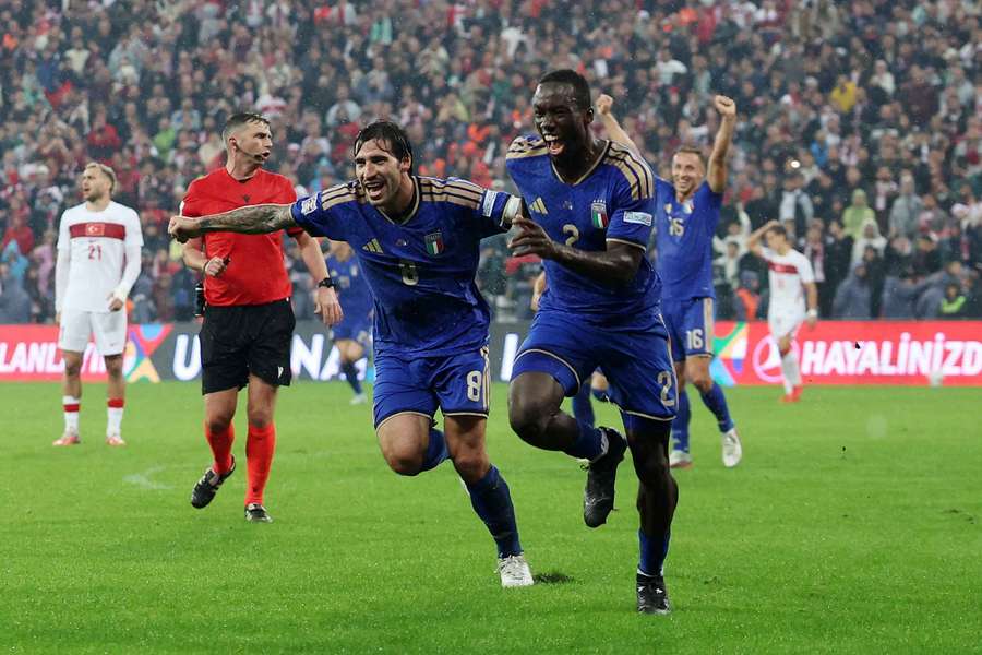 Sandro Tonali a Michael Kayode slaví třetí italský gól proti Turecku. Sandro Tonali a Michael Kayode slaví třetí italský gól proti Turecku.