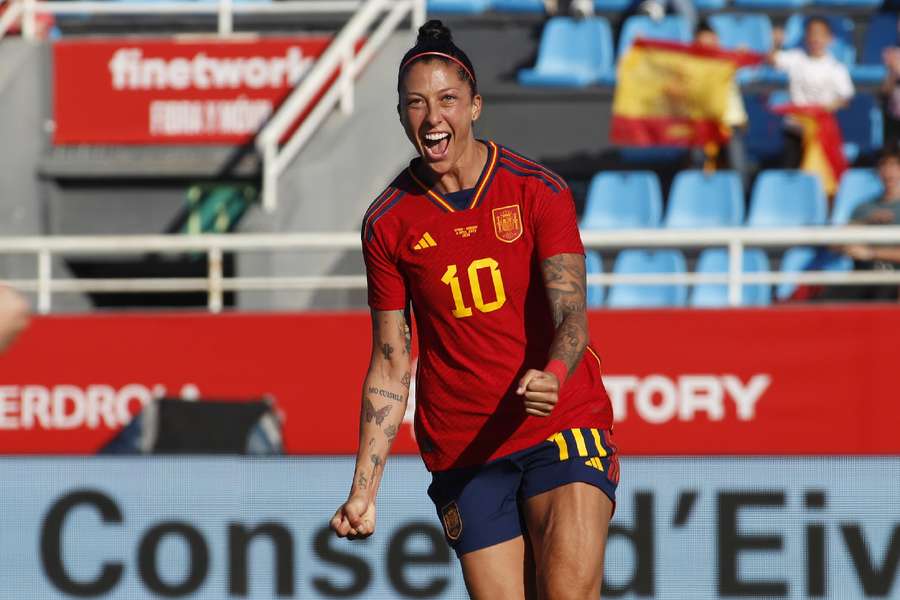 Jenni marcó los dos primeros goles de España