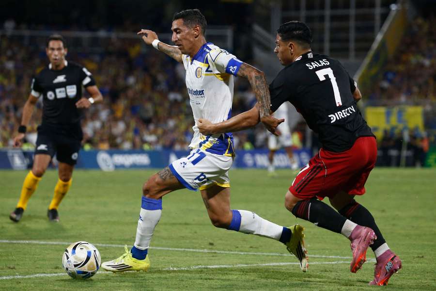 Di María conduce el balón