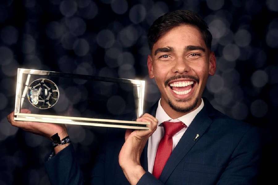 Guilherme Madruga com o prêmio de gol mais bonito do mundo de 2023 Guilherme Madruga com o prêmio de gol mais bonito do mundo de 2023