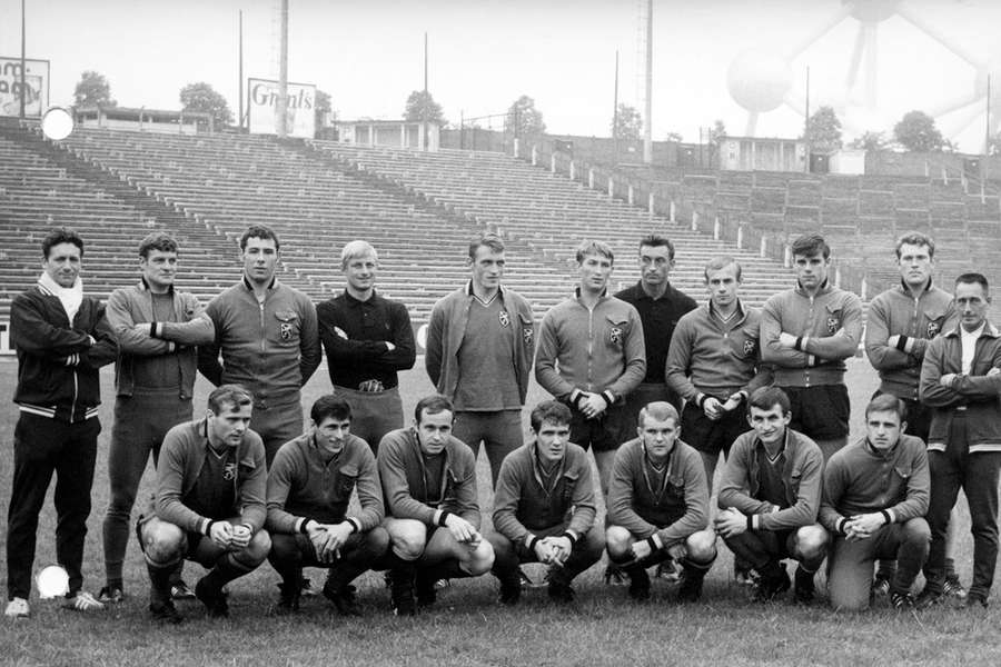 Leon Semmeling (3e van rechts onder) is op 84-jarige leeftijd overleden. Op de foto de Rode Duivels in 1968.