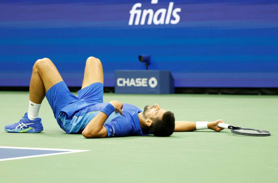 Djokovic no chão depois de um longo rali.
