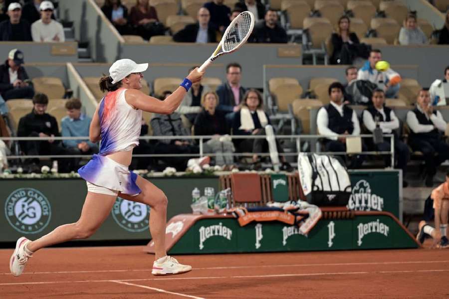 Iga Swiatek a affronté Naomi Osaka devant des gradins à moitié vides.