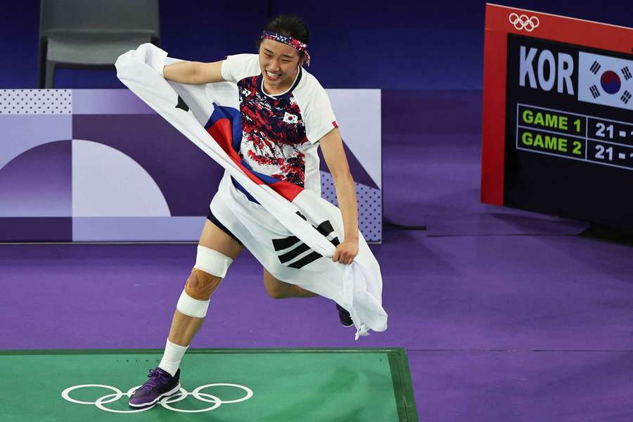 An Se-young celebrates with the South Korea flag