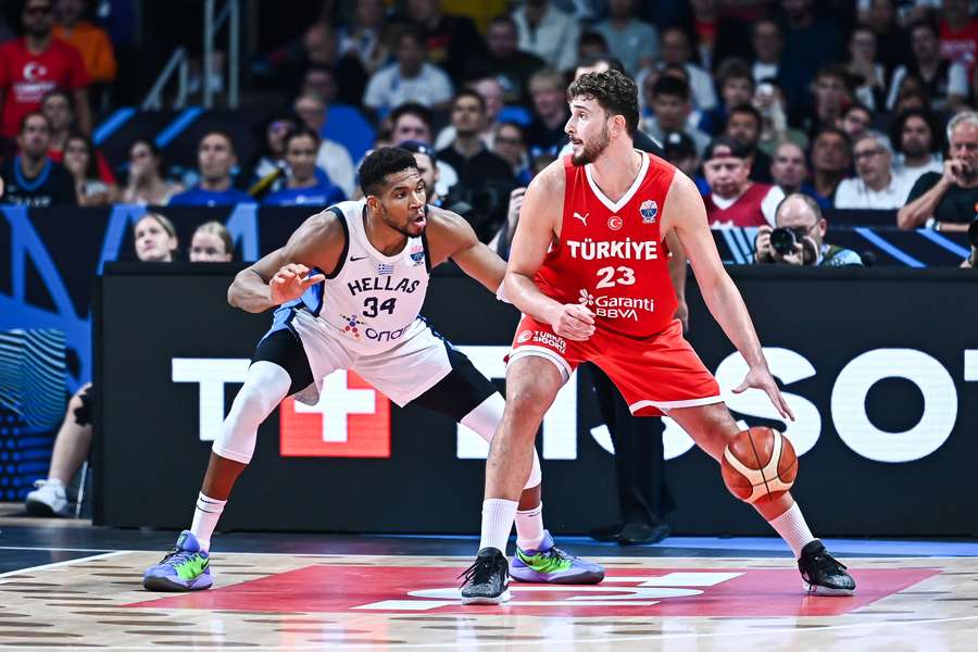Alperen Sengün (Türkei) gegen Giannis Antetokounmpo (Griechenland)