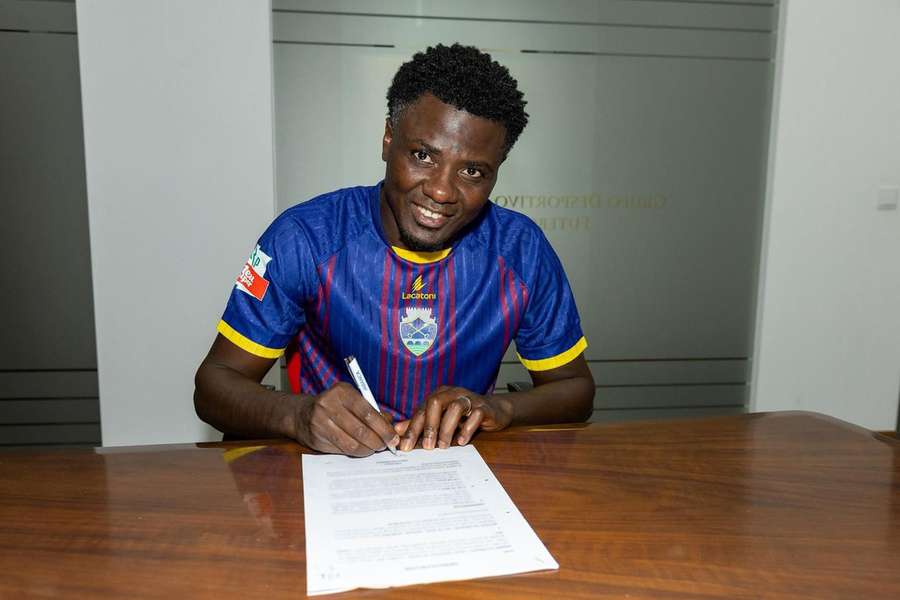 Bicoro assinou pelo GD Chaves Bicoro assinou pelo GD Chaves