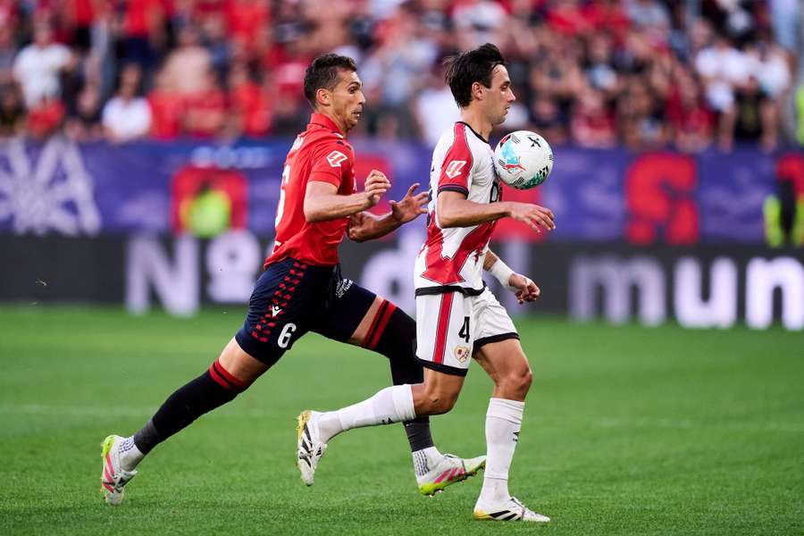 Lance del Osasuna-Rayo de la ida entre Lucas Torró y Pedro Díaz