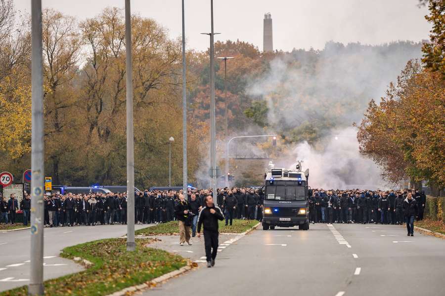 Der skal proaktivt politiarbejde til, mener eksperter.