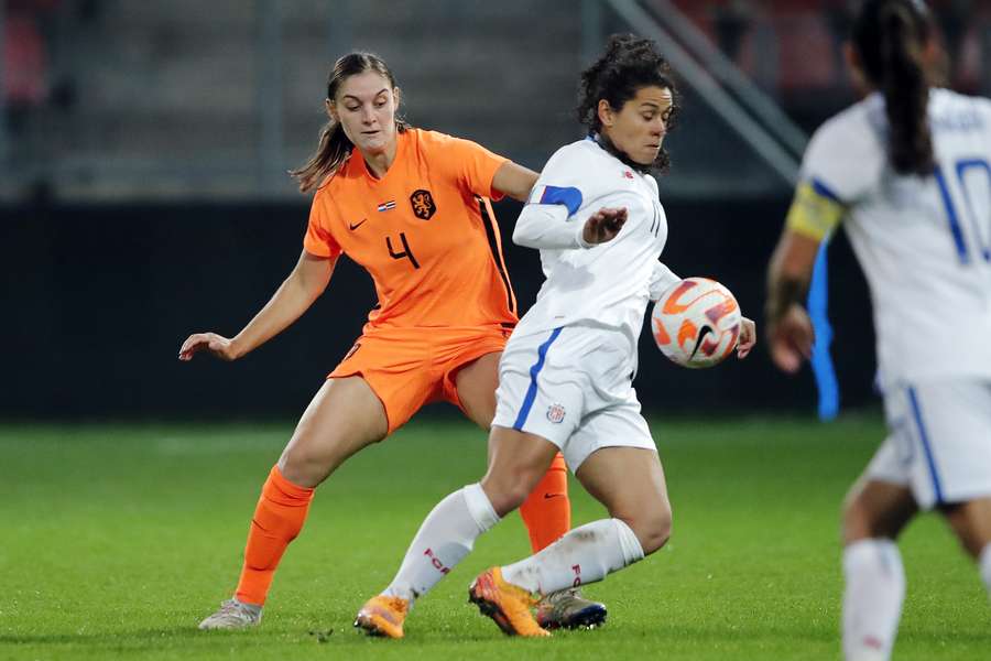 Anouk Nouwen tijdens de vriendschappelijke wedstrijd voor vrouwen tussen Nederland en Costa Rica in Stadion Galgenwaard op 11 november 2022