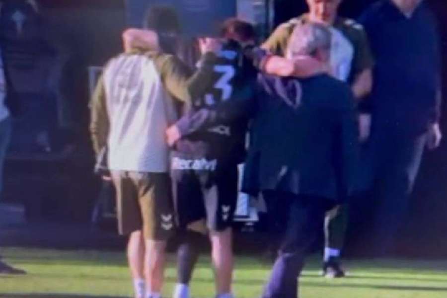 Ionuț Radu a fost ajutat de membri ai staff-ului să părăsească terenul