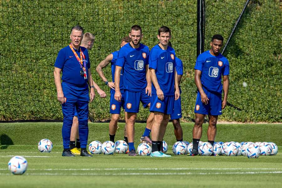 Louis van Gaal, Stefan de Vrij, Marten de Roon en Jurriën Timber op de training van Oranje