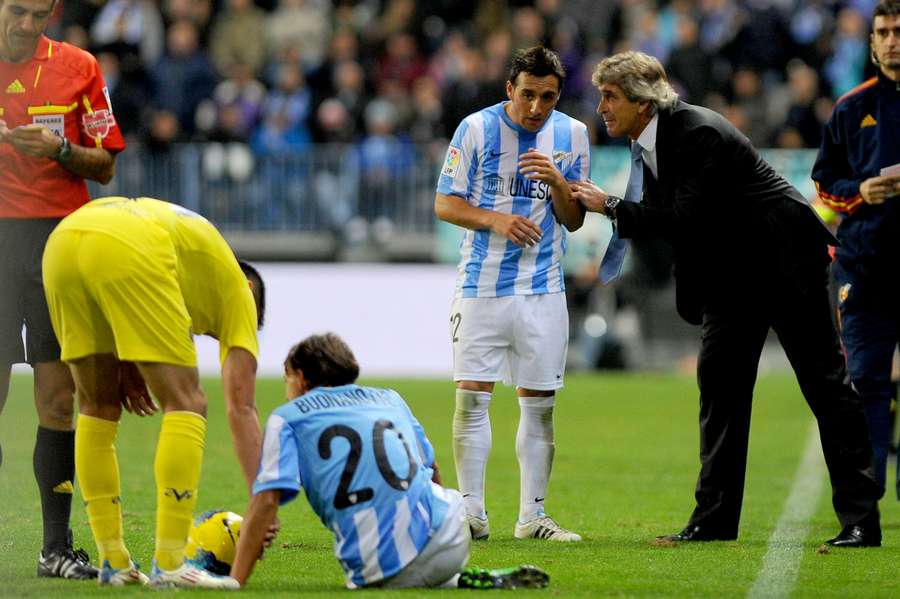 Santi Cazorla, recibiendo instrucciones de Pellegrini cuando coincidieron en el Málaga