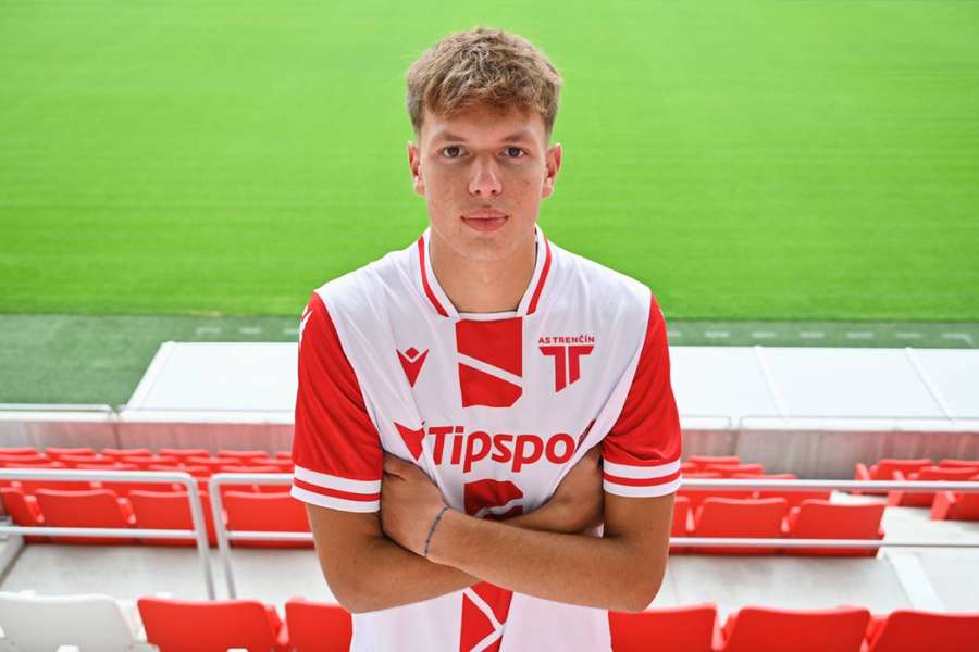 Baždarič pri predstavení v drese AS Trenčín.