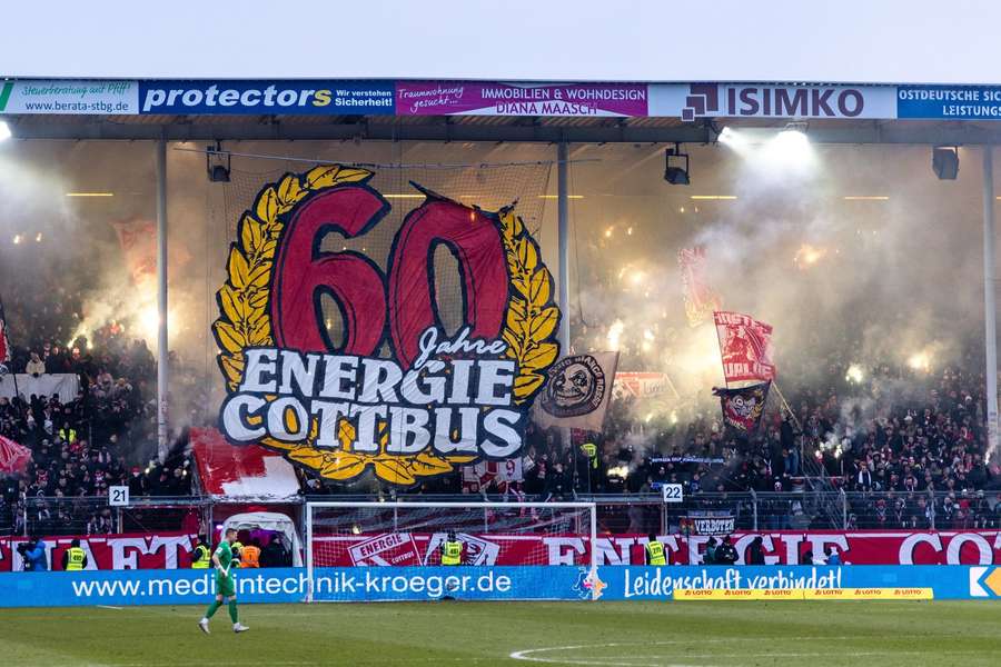 Cottbus gewinnt zum 60. Klubgeburtstag und springt auf Platz 1