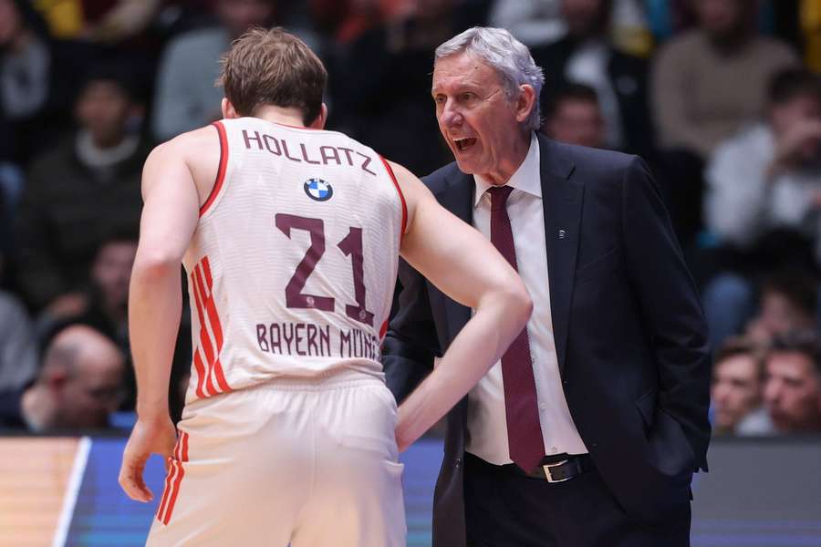 Pesic weist Hollatz während der Partie ein