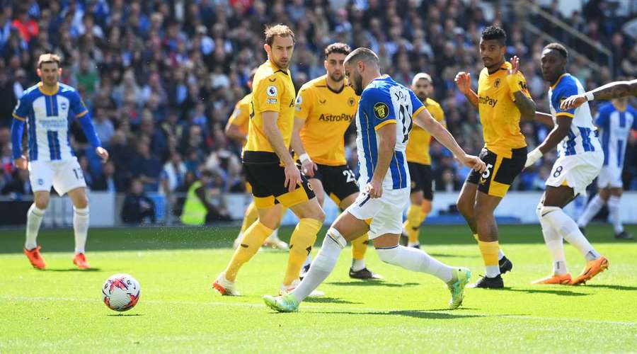 Danny Welbeck provides Deniz Undav with a nice pass inside the box. It allows him to finish with a precise effort into the bottom left corner for Brighton's opener against Wolves