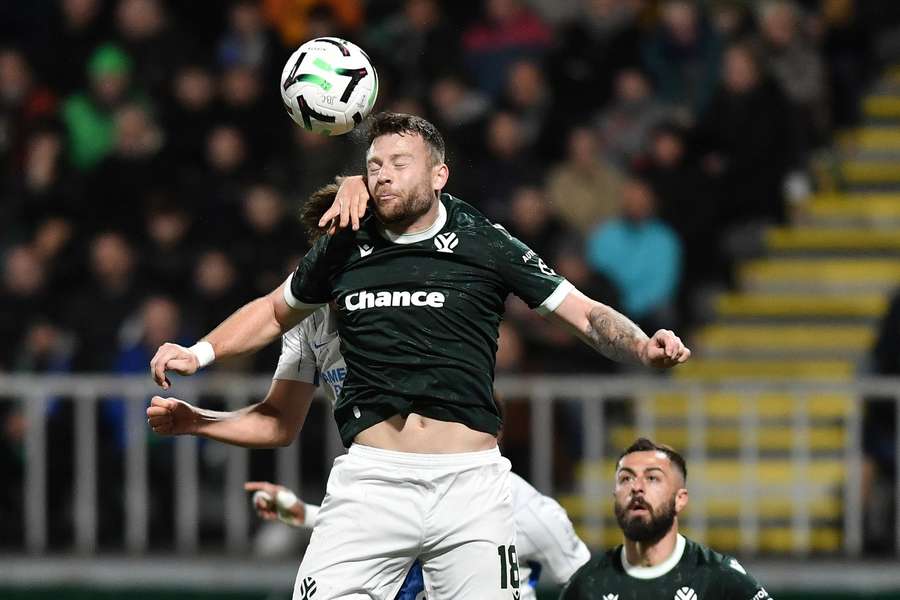 Opora Jablonce Martin Cedidla v akci během utkání s Brightonem. Opora Jablonce Martin Cedidla v akci během utkání s Brightonem.