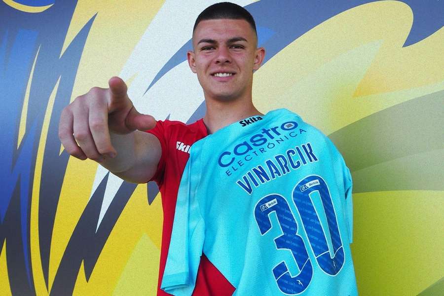 Jakub Vinarcik vai ficar no Arouca
