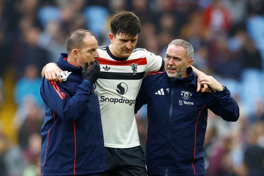 Harry Maguire, del Manchester United, se retira lesionado ante el Villa