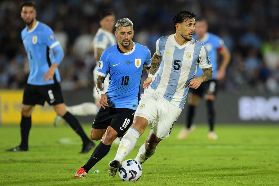 Arrascaeta durante o clássico entre Uruguai e Argentina 