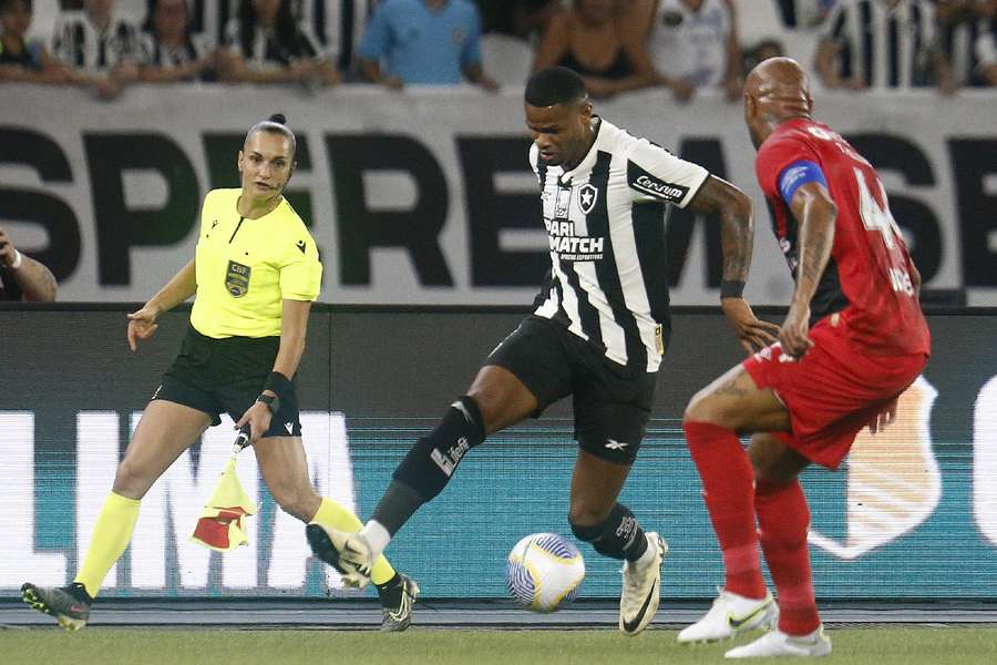 Botafogo e Athletico-PR fizeram um jogo pegado e movimentado na etapa inicial