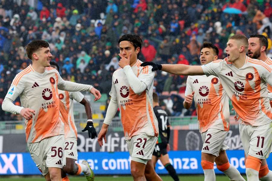 Paulo Dybala esulta per il gol segnato al Venezia