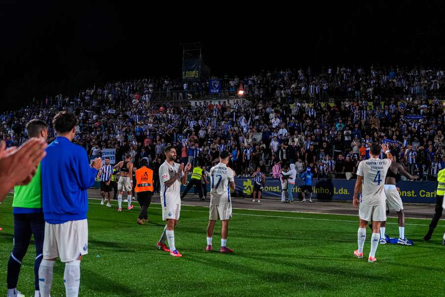 Jogadores celebram após o triunfo em Arouca