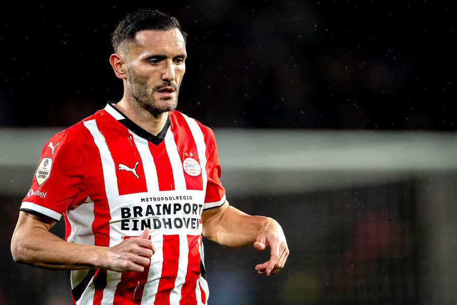 Lucas Pérez disputa sus primeros minutos con el PSV.