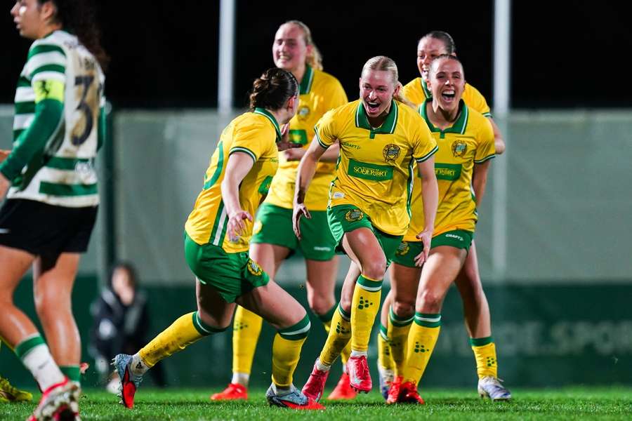 Jogadoras do Hammarby celebram golo de Emilie Joramo