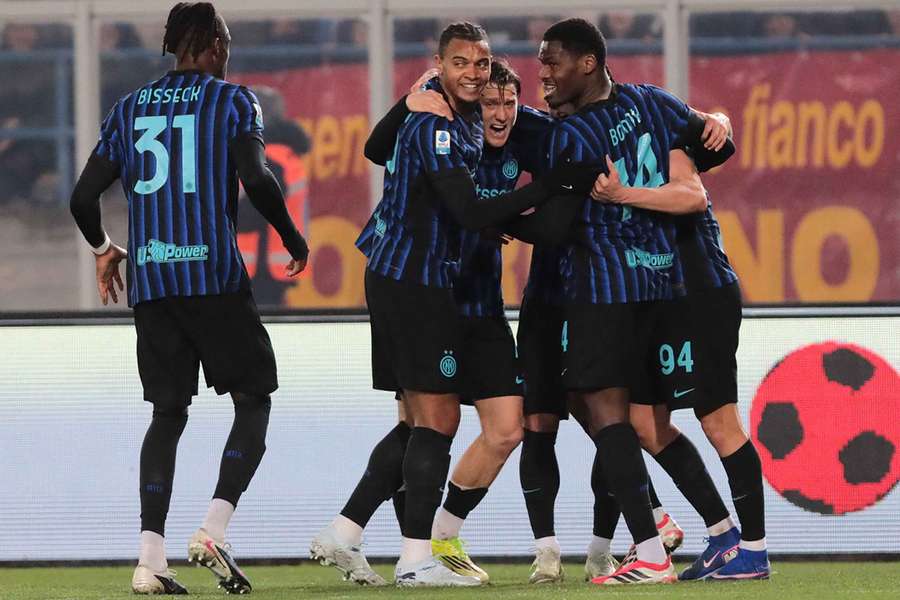 Inter díky gólům ze závěru zápasu vyhrál v Lecce 2:0.