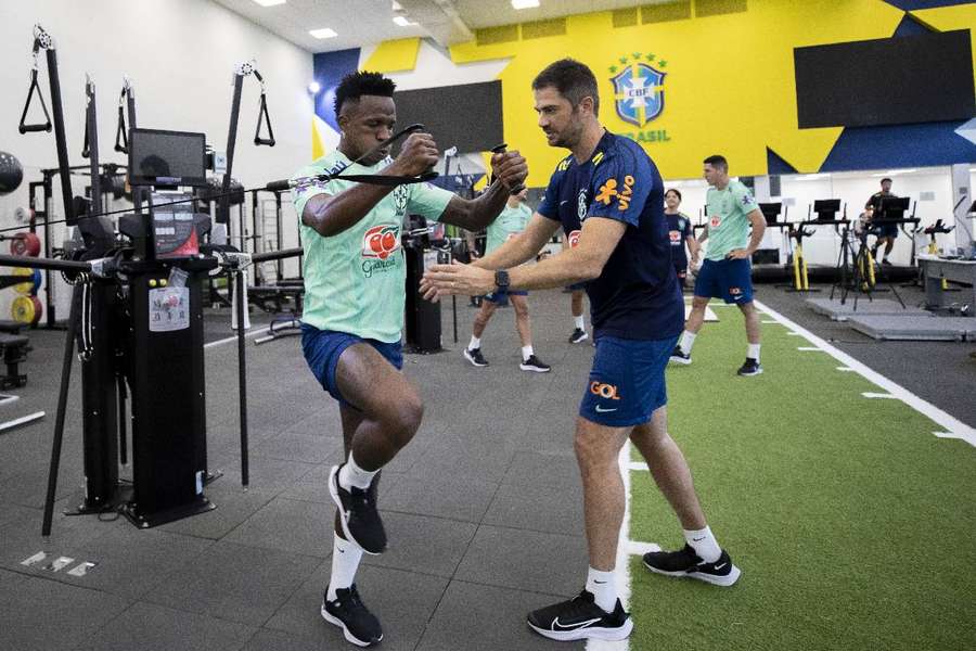 Vinicius Junior durante atividade na Granja Comary